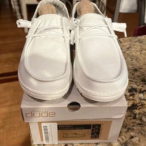 Hey dudes, womens size 4, Wendy Chambray white
